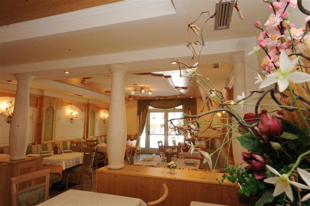 Hotel Canada Pinzolo Esterno foto