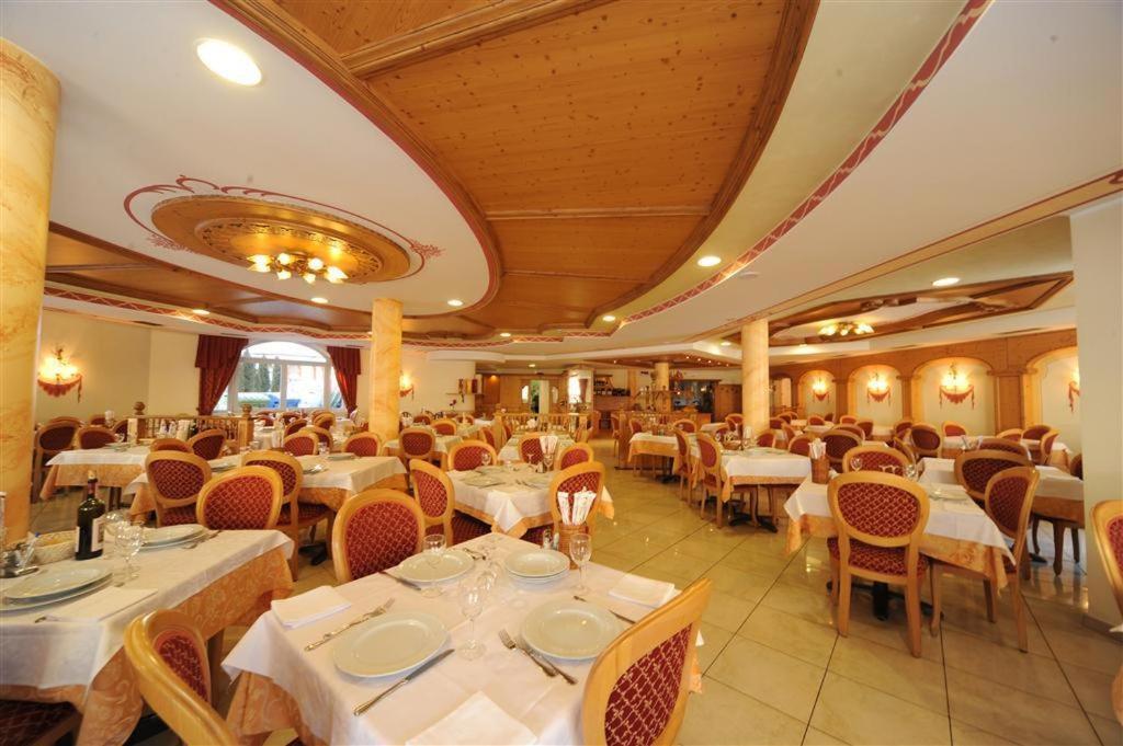 Hotel Canada Pinzolo Esterno foto