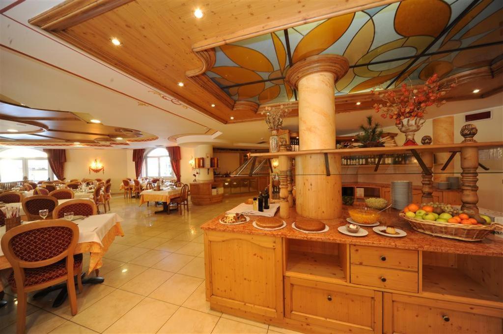 Hotel Canada Pinzolo Esterno foto