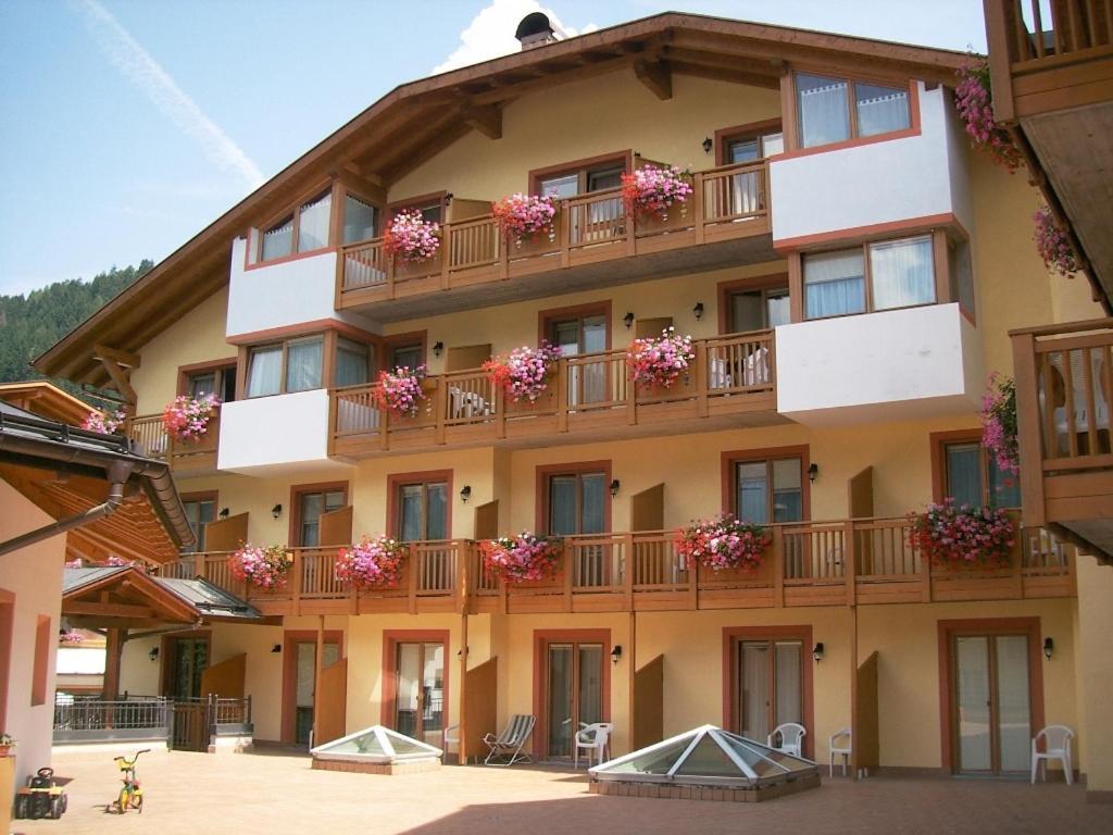 Hotel Canada Pinzolo Esterno foto