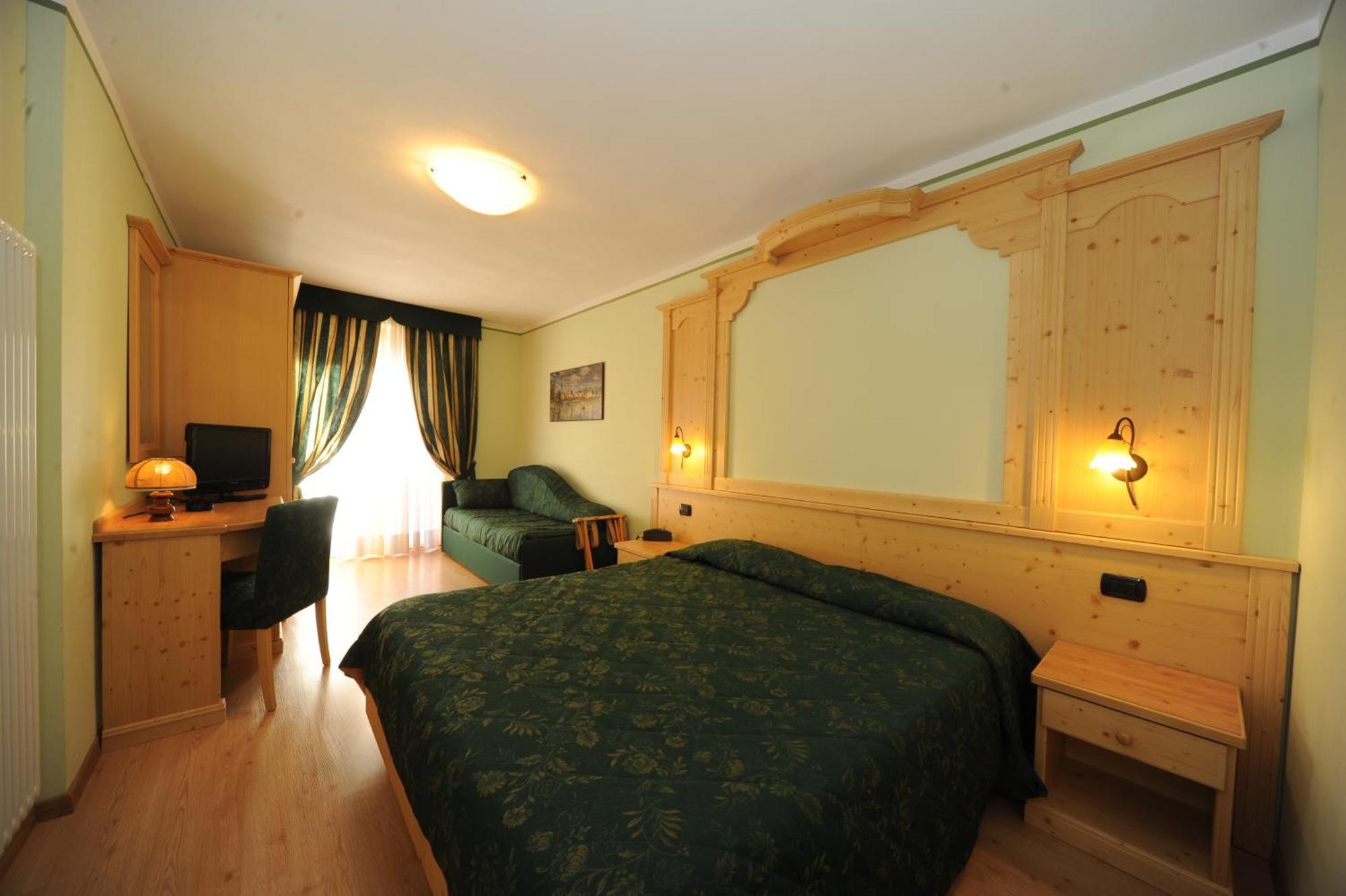 Hotel Canada Pinzolo Esterno foto