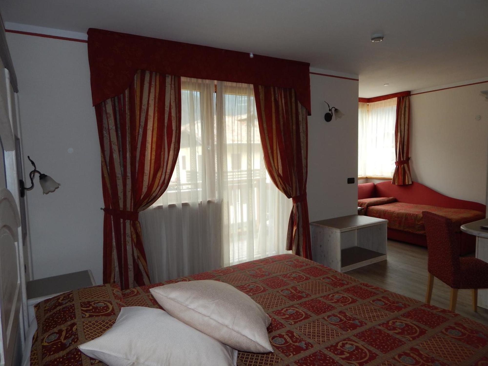 Hotel Canada Pinzolo Esterno foto