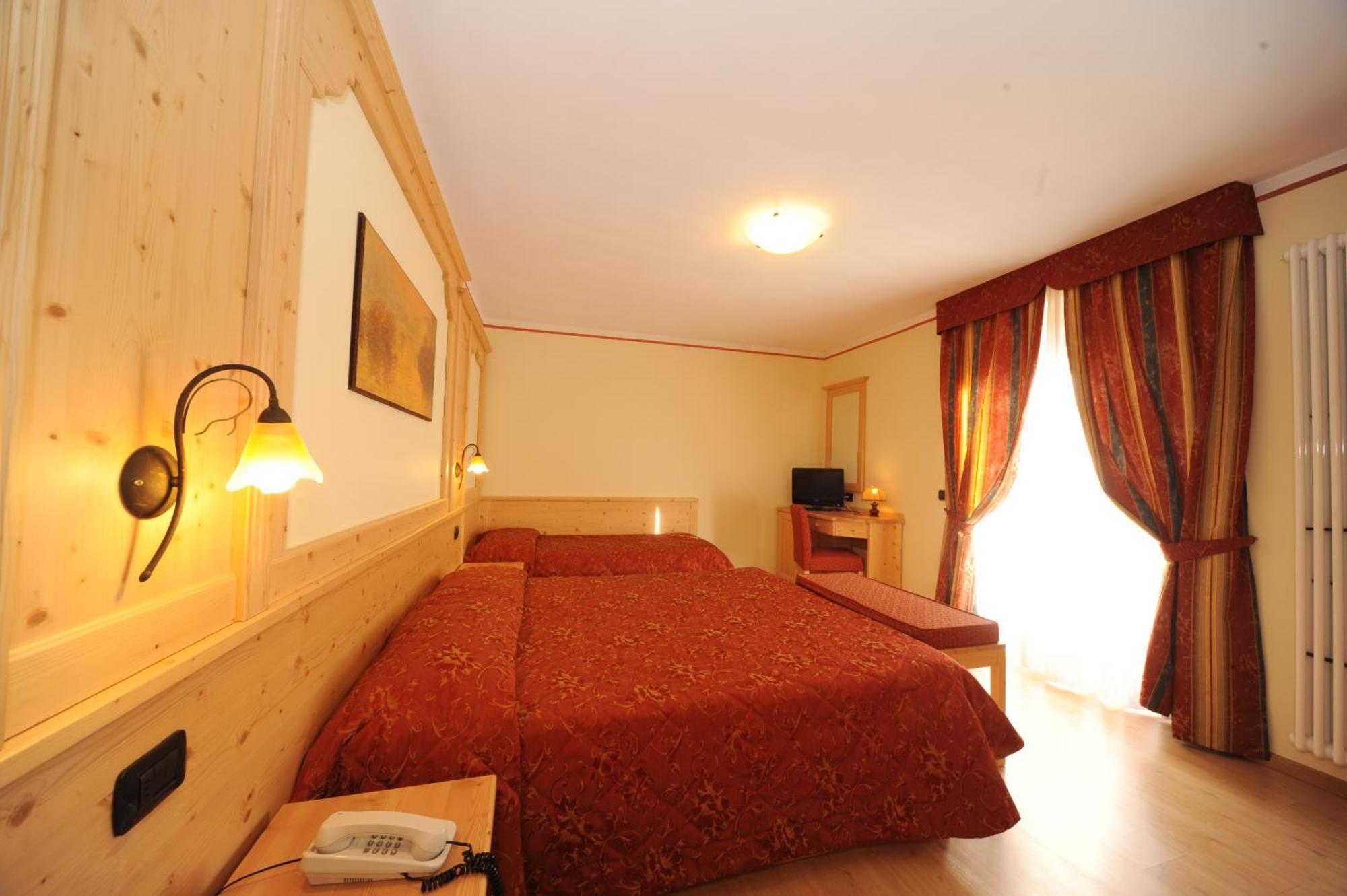 Hotel Canada Pinzolo Esterno foto