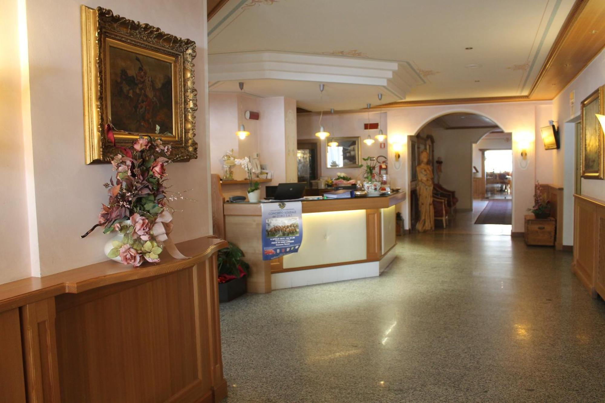 Hotel Canada Pinzolo Esterno foto