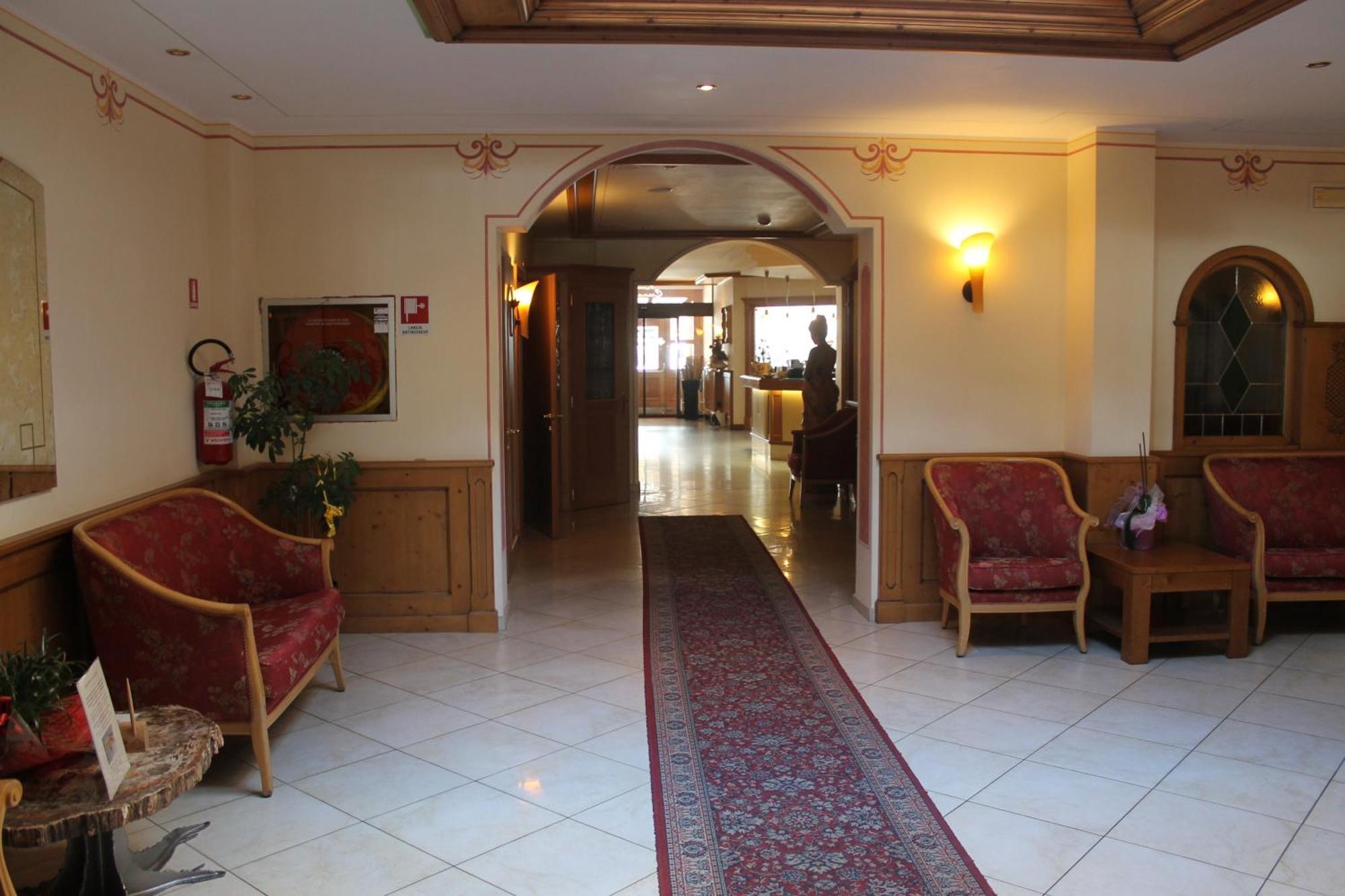Hotel Canada Pinzolo Esterno foto